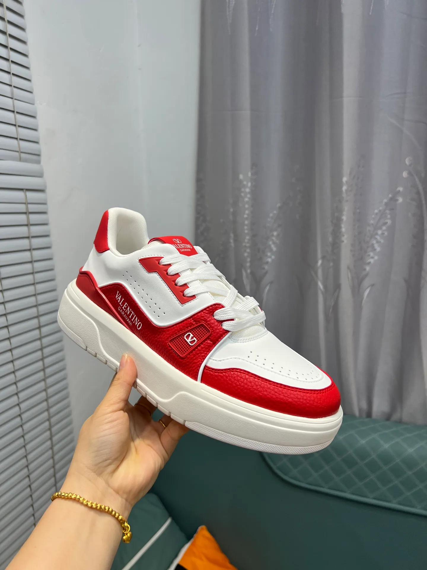 Men's men's shoes 💰660 𝑽𝒂𝒍𝒆𝒏𝒕𝒊𝒏𝒐 Valentino 𝑶𝒏𝒆𝑺𝒕𝒖𝒅 Couple's sneaker series Valentino 2025 latest couple's sneakers, celebrity style, hot sale. The original ZP was purchased and dismantled. Repeated pattern making and modification. I strive to restore the original version 1:1! Top luxury masterpiece, soft and comfortable, combining fashion and leisure, bringing excellent elegant texture and excellent on-foot comfort. Top purchase version upper: imported calfskin surface/original oil edge craftsmanship. Inner: water-dyed cowhide lining. Outsole: original development 𝐓𝐏𝐔 two-color combination outsole. Packaging: original configuration complete package. Code number: 35-44 yards. 34.45 can be customized. Can be customized (self-labeled-no label) order.